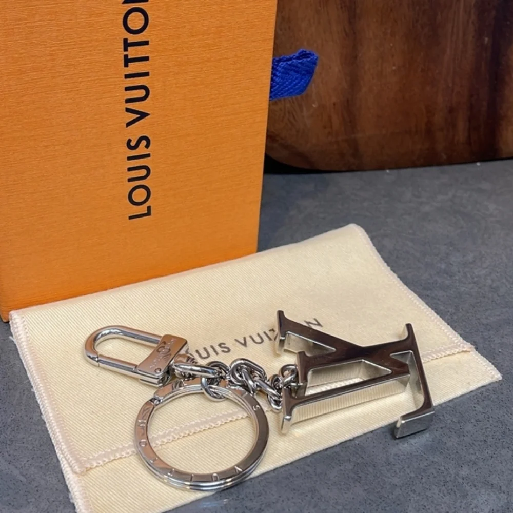 Louis Vuitton Silver Key Holder/ Gorgeous 😍